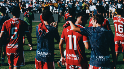 Los jugadores del Real Zaragoza celebran el triunfo con su afición.