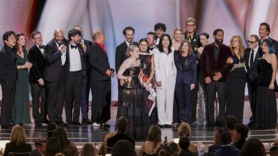 El reparto y el equipo técnico de 'Widow's Bay' recoge el premio Primetime Emmy a la mejor serie de comedia en la 78ª ceremonia de los Premios Emmy en el Peacock Theater de Los Ángeles.