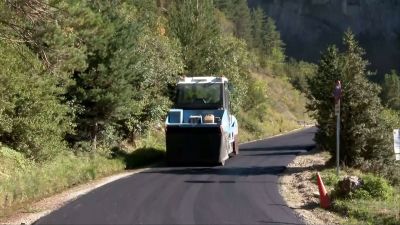 Las maquinas ya trabajan para asfaltar la pista.