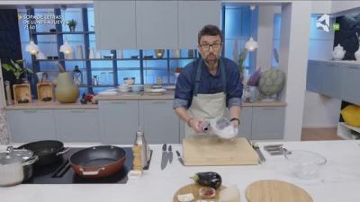 Programa gastronómico con Daniel Yranzo que pretende entretener, divertir y enseñar entre fogones los secretos de la cocina como siempre con mucho humor. ´La Pera Limonera´ propone desde comidas tradicionales a platos exóticos pasando por recetas de otros lugares del país, dando siempre un toque limonero y aragonés a cada uno de ellos utilizando ingredientes de la tierra y demostrando que la cocina puede ser sencilla, económica y no por ello aburrida.