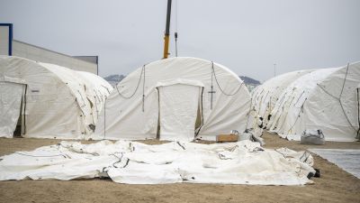 Instalación de nuevas tiendas de campaña junto al Banco de Alimentos de Ceuta.