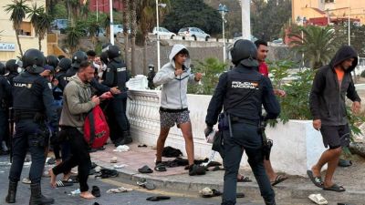 Los migrantes entran en el recurso del Puerto de Ceuta, tras una mañana de tensión y cargas durante su traslado