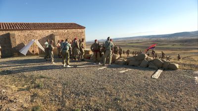 70 recreacionistas han vuelto a Singra con trincheras, hospitales de guerra y artillería.