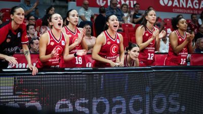 Las jugadoras del Casademont Zaragoza femenino celebran el triunfo.