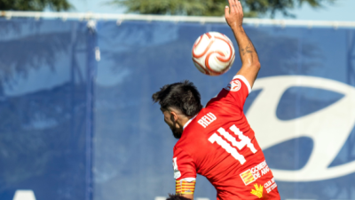 Relu, jugador del CD Teruel, intentando rematar un balón aéreo
