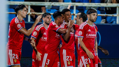 El Real Zaragoza celebra uno de los dos goles de este viernes.