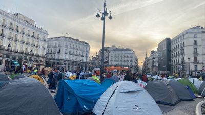 Decenas de personas amanecen en la Puerta del Sol de Madrid para exigir la aprobación de un decreto sobre vivienda.