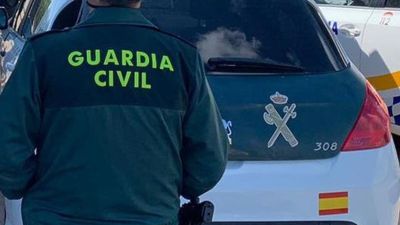 Imagen de archivo de un agente de la Guardia Civil junto a un vehículo oficial.REMITIDA / HANDOUT por GUARDIA CIVILFotografía remitida a medios de comunicación exclusivamente para ilustrar la noticia a la que hace referencia la imagen, y citando la procedencia de la imagen en la firma11/6/2021