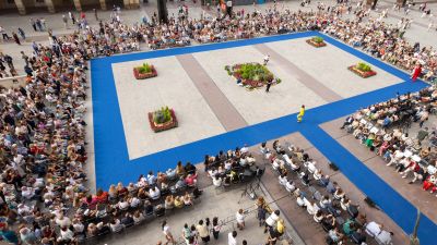 La plaza del Pilar se ha convertido en la pasarela de un desfile de moda.