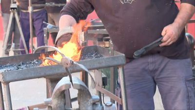 El fuego y el hierro han sido protagonistas este fin de semana en Villanueva del Rebollar de la Sierra.