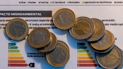 Varias monedas sobre una factura, a 9 de enero de 2025
