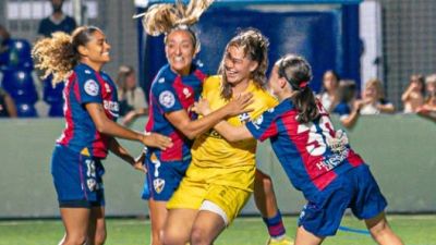 Las jugadoras de la SDH celebrando la clasificación en primera ronda