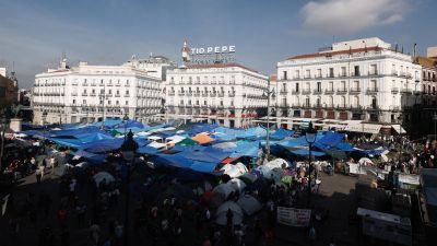 Vista general del ambiente este martes en la Plaza del Sol, donde más de mil personas llevan acampadas ya tres noches en protesta por la situación de la vivienda, entre la alegría por el acuerdo para que Maricarmen vuelva a su casa y la expectación por el real decreto que se pretende aprobar hoy en el Consejo de Ministros.