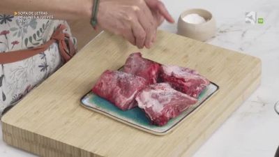 Programa gastronómico con Daniel Yranzo que pretende entretener, divertir y enseñar entre fogones los secretos de la cocina como siempre con mucho humor. ´La Pera Limonera´ propone desde comidas tradicionales a platos exóticos pasando por recetas de otros lugares del país, dando siempre un toque limonero y aragonés a cada uno de ellos utilizando ingredientes de la tierra y demostrando que la cocina puede ser sencilla, económica y no por ello aburrida.