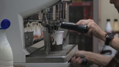 El sector servicios es el que más pluriempleo y desempleo concentra