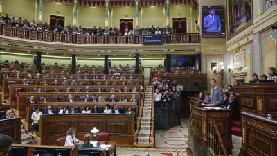 El presidente del Gobierno, Pedro Sánchez, interviene en el pleno en el que se debate y vota los decretos de vivienda del Gobierno celebrado este viernes en el Congreso.