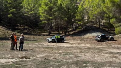 El dispositivo desplegado que busca al tercer ocupante del vehículo siniestrado, en el que han fallecido dos personas en Villel (Teruel).