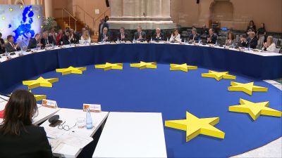 En este encuentro, los embajadores han recibido una pieza del mural 'El anhelo de Europa de Jorge Gay' como símbolo del proyecto común que defienden los estados miembros.