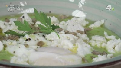 Programa gastronómico con Daniel Yranzo que pretende entretener, divertir y enseñar entre fogones los secretos de la cocina como siempre con mucho humor. ´La Pera Limonera´ propone desde comidas tradicionales a platos exóticos pasando por recetas de otros lugares del país, dando siempre un toque limonero y aragonés a cada uno de ellos utilizando ingredientes de la tierra y demostrando que la cocina puede ser sencilla, económica y no por ello aburrida.