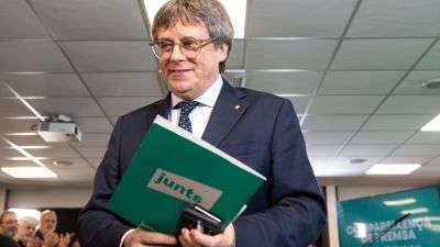 El presidente de Junts, Carles Puigdemont, a su llegada a una rueda de prensa, en el espacio Les 5 Éléments, a 27 de octubre de 2025, en Perpignan (Francia).