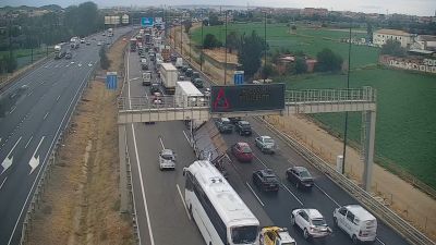 Varios kilómetros de atasco por un accidente en la A-2 con el enlace de la A-68.