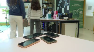 'Más vida, menos redes', una iniciativa de bienestar digital en la que el 90 % de los participantes acepta voluntariamente sustituir durante una semana su 'smartphone' por un teléfono analógico básico