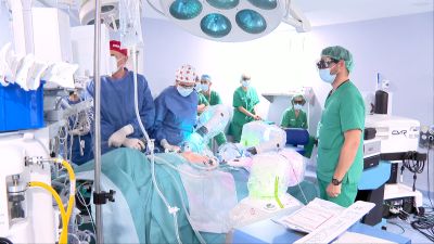 Un médico realiza una operación en el hostial Obispo Polanco de Teruel.