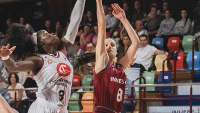 Ornella Bankolé disputa un balón con una jugadora del Gernika