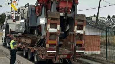 La Guardia Civil inmovilizó el vehículo porque presentaba indicios de exceso de peso.