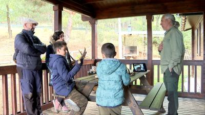 Turistas de Alicante asisten en familia al espectáculo de la berrea en Bronchales, Teruel.