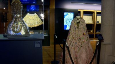 La capilla de San Martín exhibe un conjunto de mantos de la Virgen del Pilar del siglo XIX.