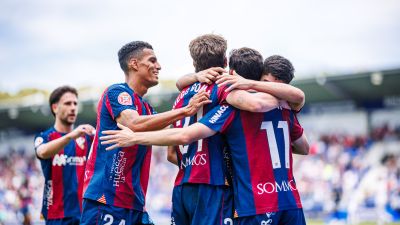 Los jugadores de la SD Huesca celebran uno de los goles ante el CE Europa