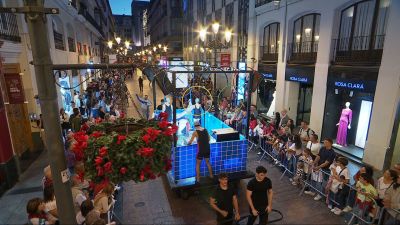 El pasacalles ha sido muy deportivo, pero lleno de sonrisas y humor