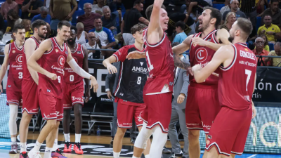 Los jugadores del Casademont celebrando el triunfo en Tenerife