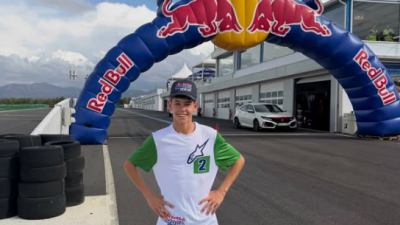 Víctor Cubeles posando antes de hacer las pruebas de la Rookies Cup