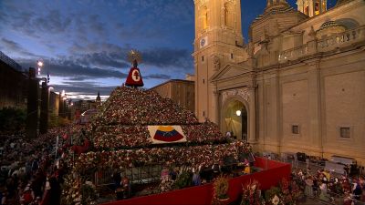 Cae la noche sobre el manto de flores de la Virgen del Pilar.