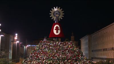 El manto de la Virgen ya está casi completo en las últimas horas de la Ofrenda.
