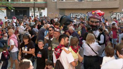 A Pilares podrán venir artistas, cantantes o famosos de cualquier índole, pero las verdaderas estrellas para los más pequeños son los cabezudos.