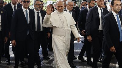 Pope Leo XIV, a su llegada al hospital Gemelli de Roma.