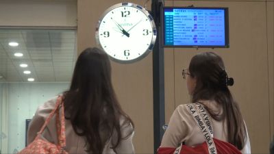 Los viajeros de la estación de Delicias, pendientes de la hora y las salidas de los trenes.