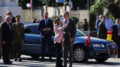 El rey Felipe VI (c-d) y la reina Letizia (c-i) junto al presidente de Melilla, Juan José Imbroda (i), saludan a los ciudadanos de Melilla este miércoles a su llegada a la ciudad autónoma.