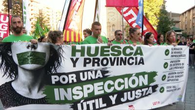 Concentración de los docentes en Huesca este miércoles por la tarde, quienes piden el cese del jefe de Inspección provincial.