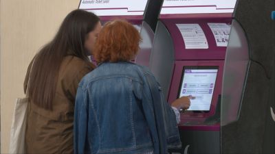 Pasajeros frente a máquinas de autoventa de billetes en la estación de Delicias de Zaragoza.
