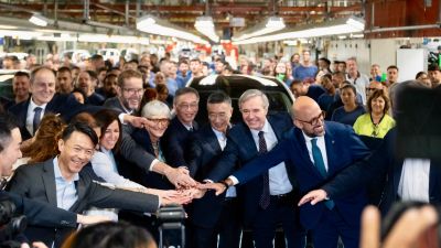 Representantes de los fabricantes de automóviles y autoridades celebran el inicio de la producción del modelo B10 de Leapmotor en Zaragoza.