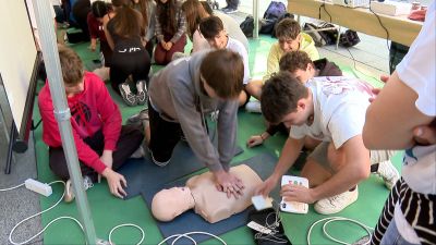 Barbastro acoge una jornada para enseñar a practicar la reanimación en paros cardiacos.