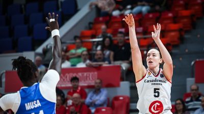 Hempe lanzando a canasta en el choque de Euroliga del pasado miércoles