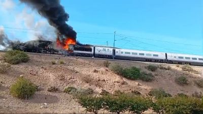 Imagen de la locomotora de un AVE Madrid-Barcelona-Figueras incendiada a la altura de Ricla.