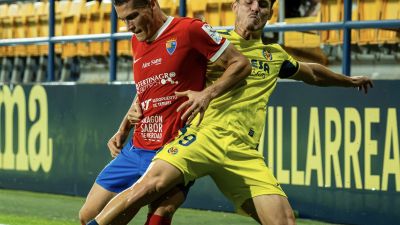 Los jugadores peleando un balón