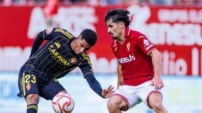 Un momento del partido en el Enrique Roca