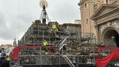 Las flores de la ofrenda se retiran ya de la estructura